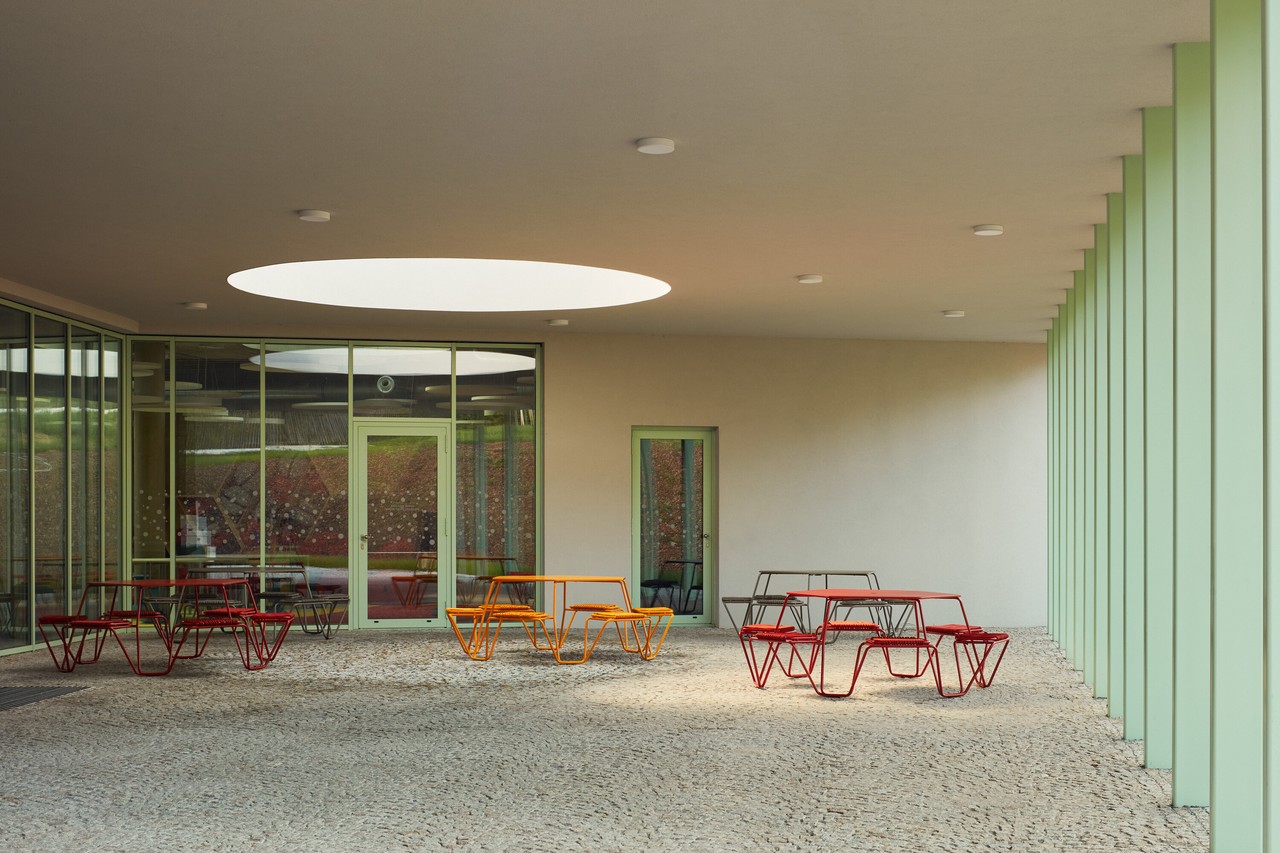 Nowoczesne patio z kolorowymi krzesłami i minimalistycznym designem.