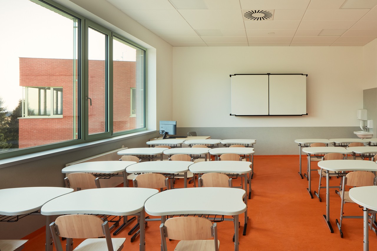 Nowoczesna klasa z jasnym wnętrzem i oryginalnymi ławkami.