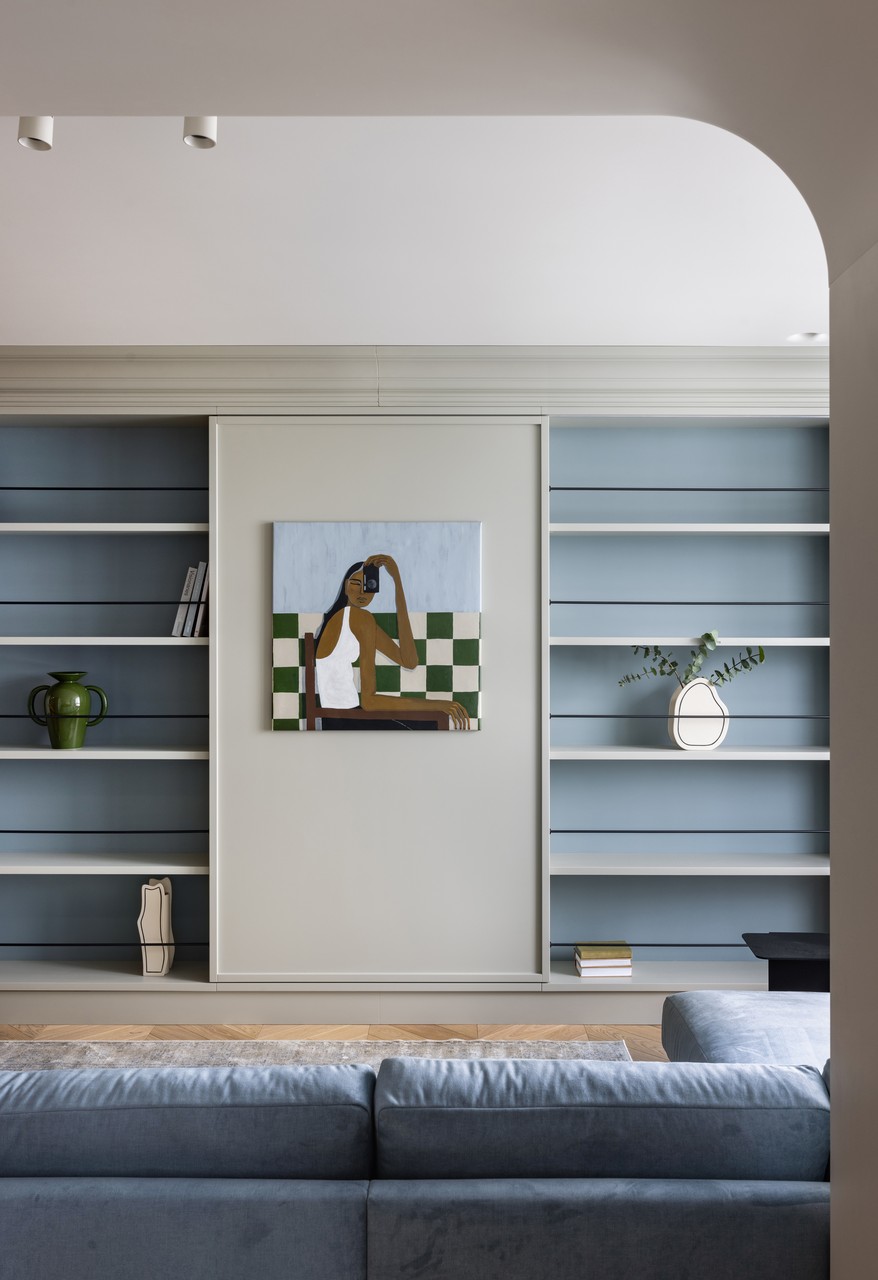 Minimalistyczna półka z obrazem i designerską ceramiką.