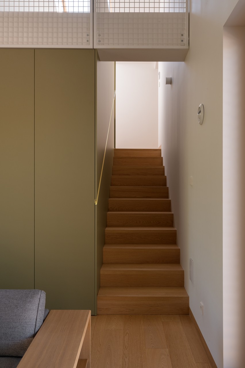 Schody z jasnego drewna, minimalistyczne wnętrze, nowoczesny design.