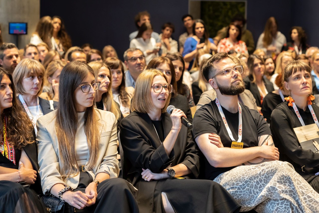 Współczesna konferencja o architekturze i designie wnętrz.