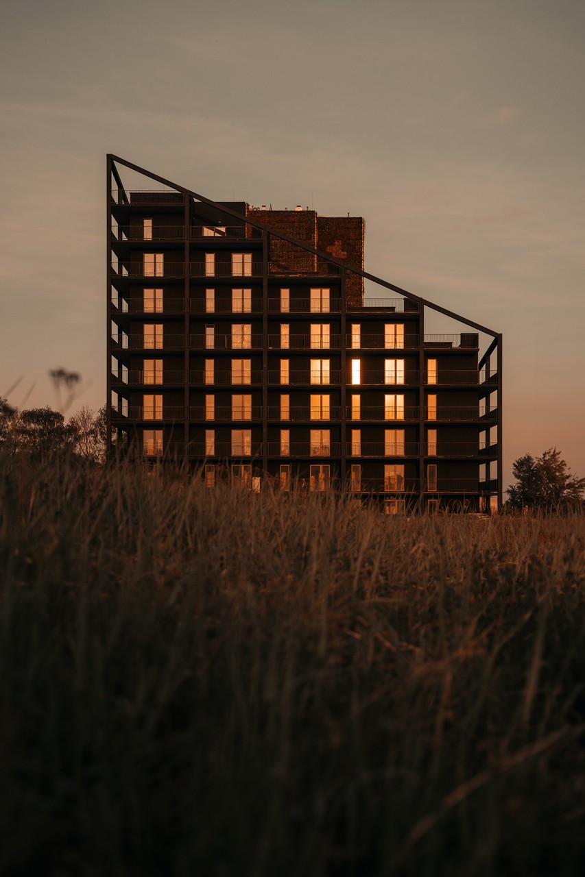 Nowoczesna architektura w ciepłym świetle zachodu słońca.