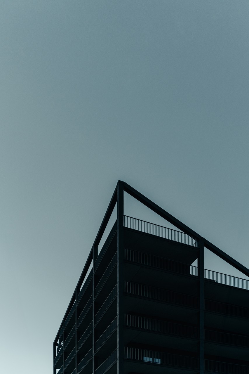 Minimalistyczna architektura, nowoczesny budynek w stylu loftowym.