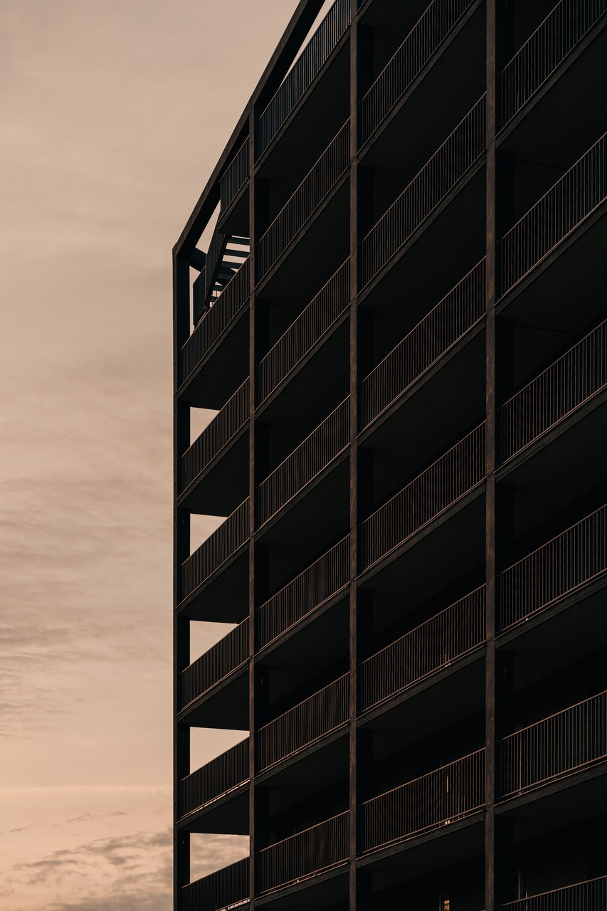 Współczesna architektura miejskiego budynku z balkonami.