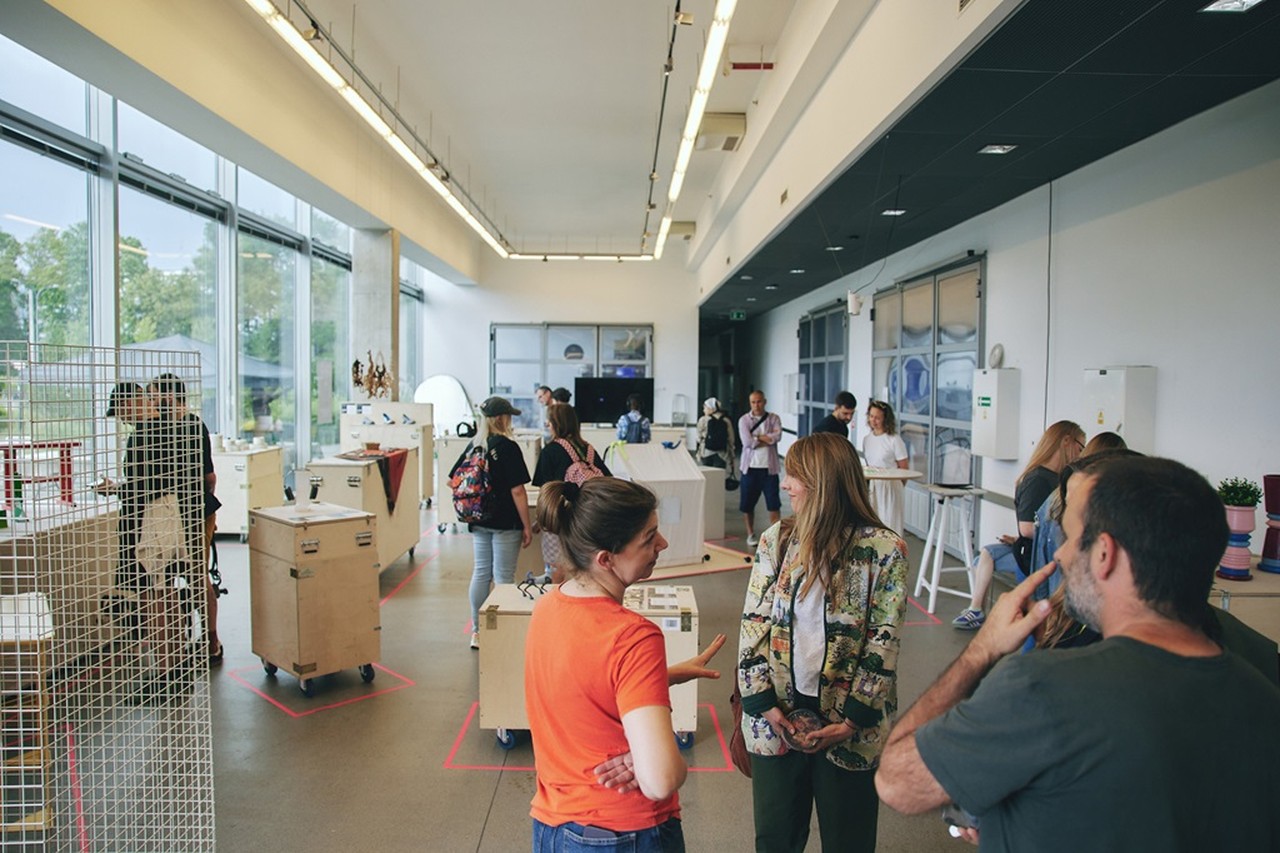Spotkanie projektantów w nowoczesnym salonie wystawowym.
