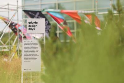 Festiwal Gdynia Design Days w otoczeniu nowoczesnej architektury.