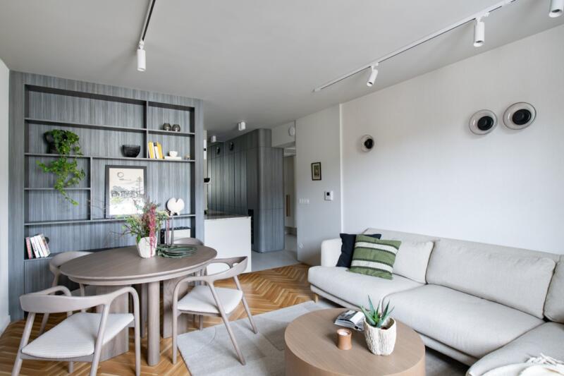 Salon w stylu skandynawskim, drewno, zieleń, minimalistyczne wnętrze.