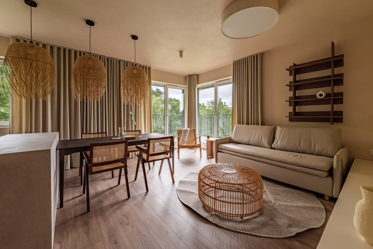 Stylowy salon z naturalnymi akcentami i dużymi oknami.