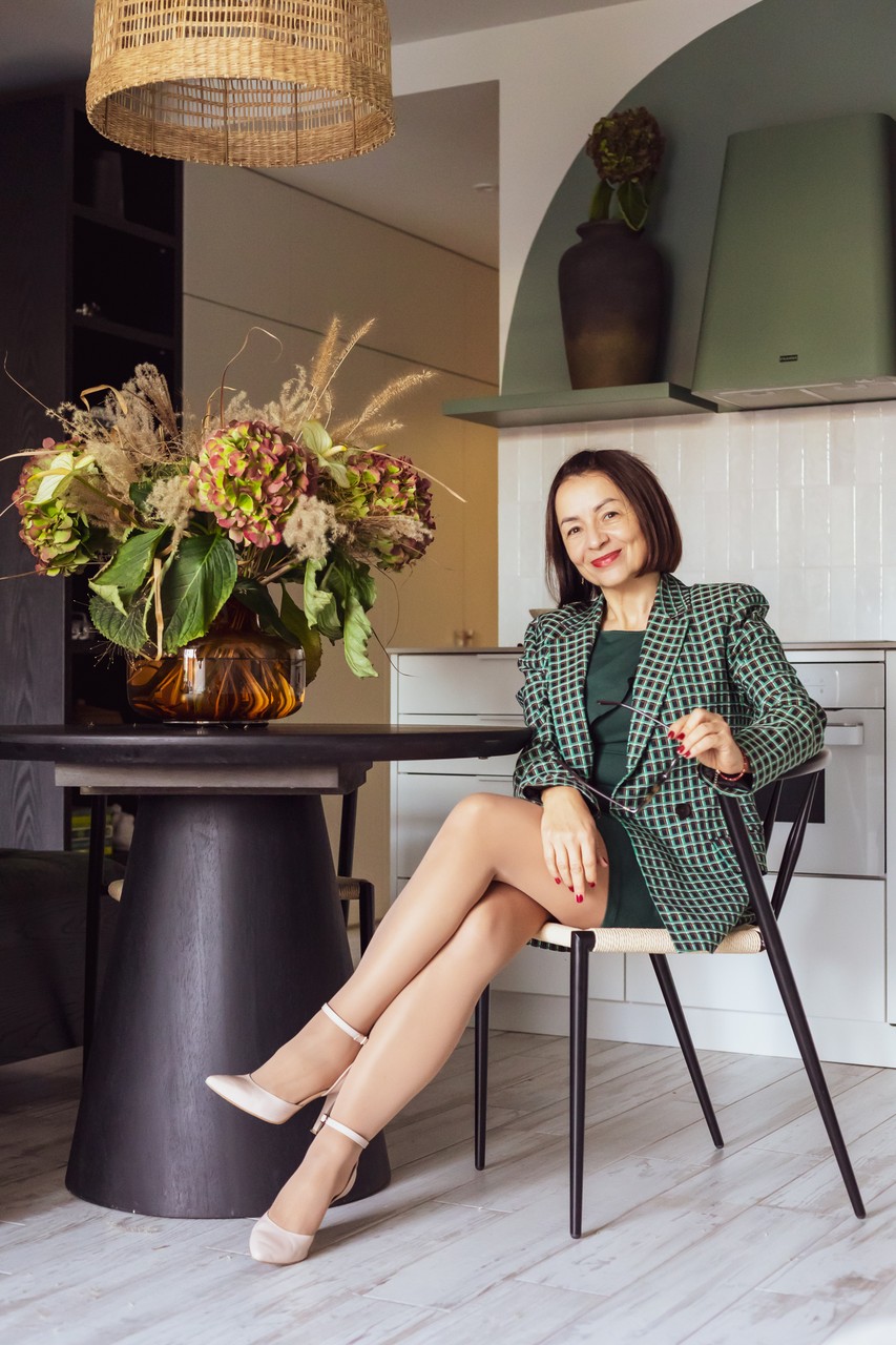 Stylowe wnętrze z kwiatową dekoracją i eleganckim akcentem.