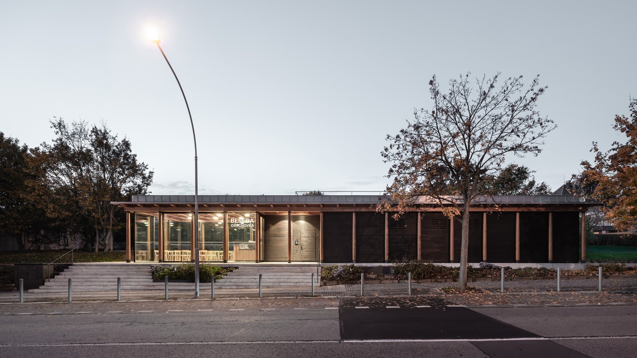 Nowoczesna architektura, minimalistyczny budynek ze szkła.