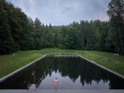 Naturalny basen w lesie, spokojna przestrzeń relaksu.