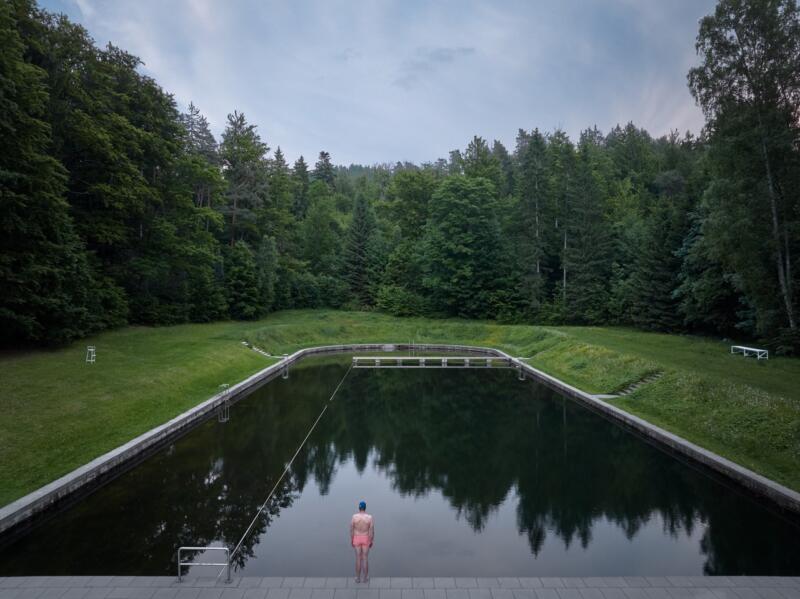 Naturalny basen w lesie, spokojna przestrzeń relaksu.