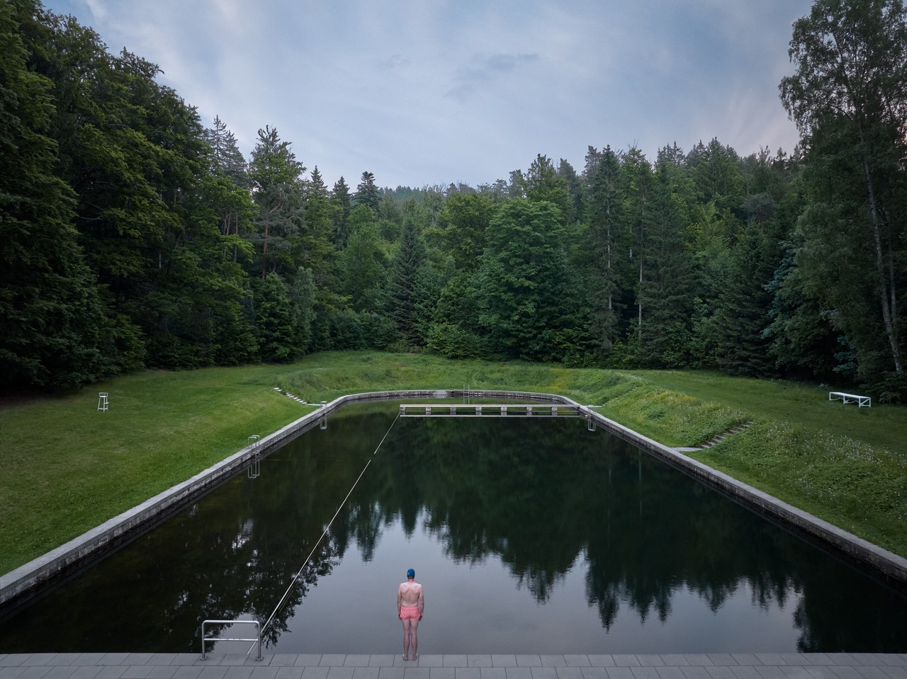 Naturalny basen w lesie, spokojna przestrzeń relaksu.