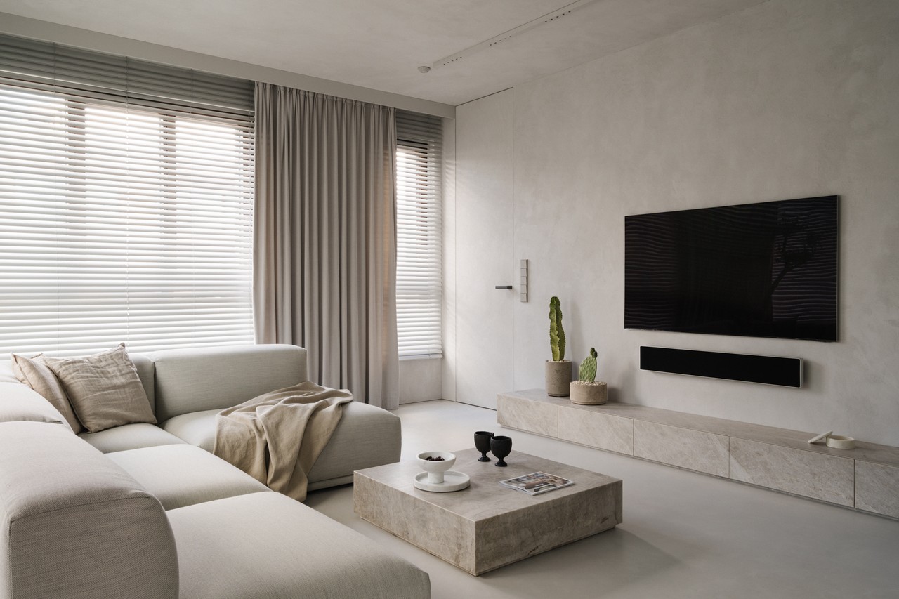 Nowoczesny salon w stonowanych barwach i minimalistycznym stylu.