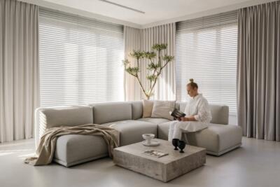 Minimalistyczny salon z beżową sofą i przytulną atmosferą.