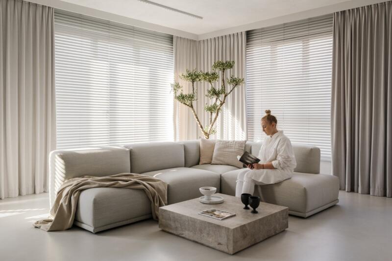 Minimalistyczny salon z beżową sofą i przytulną atmosferą.