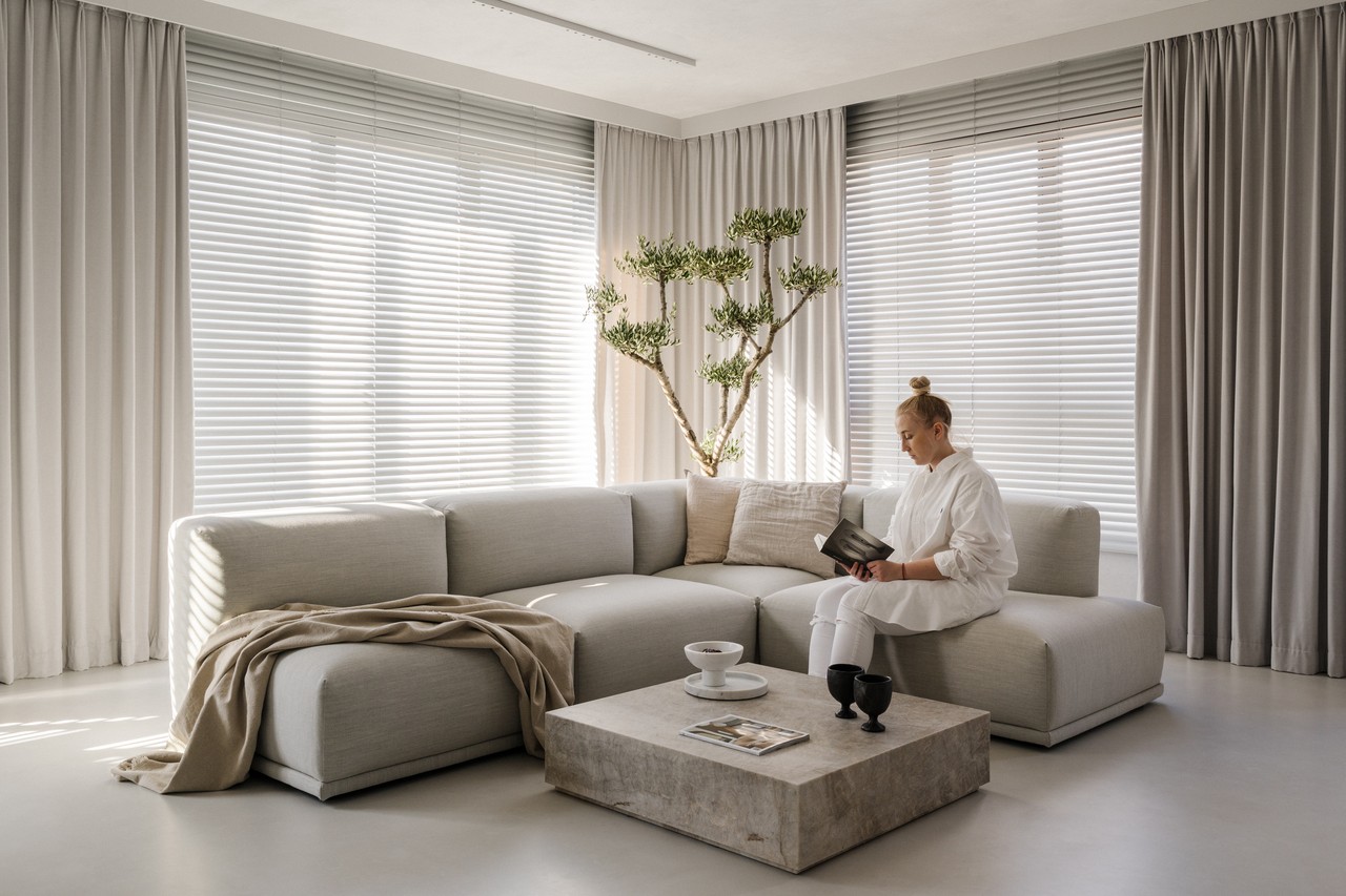 Minimalistyczny salon z beżową sofą i przytulną atmosferą.