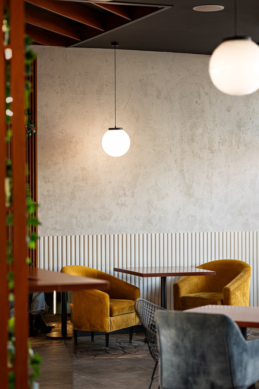 Nie uwierzysz, że to pizzeria. Kolory, lustra i mobilne ściany w MaxiPizza Zabrzu - projekt Karolina Gorwa - foto Dekorialove