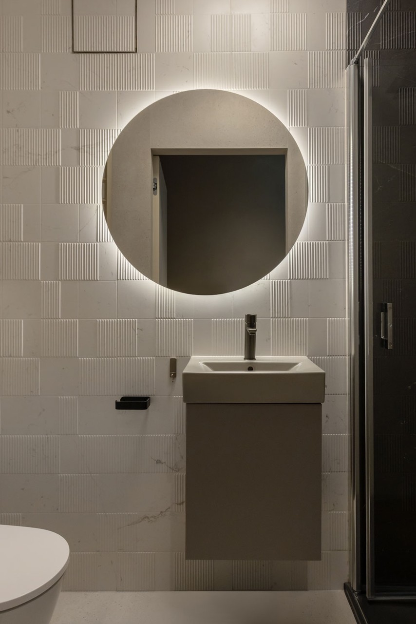 Lustro LED w nowoczesnej łazience z elegancką umywalką.
