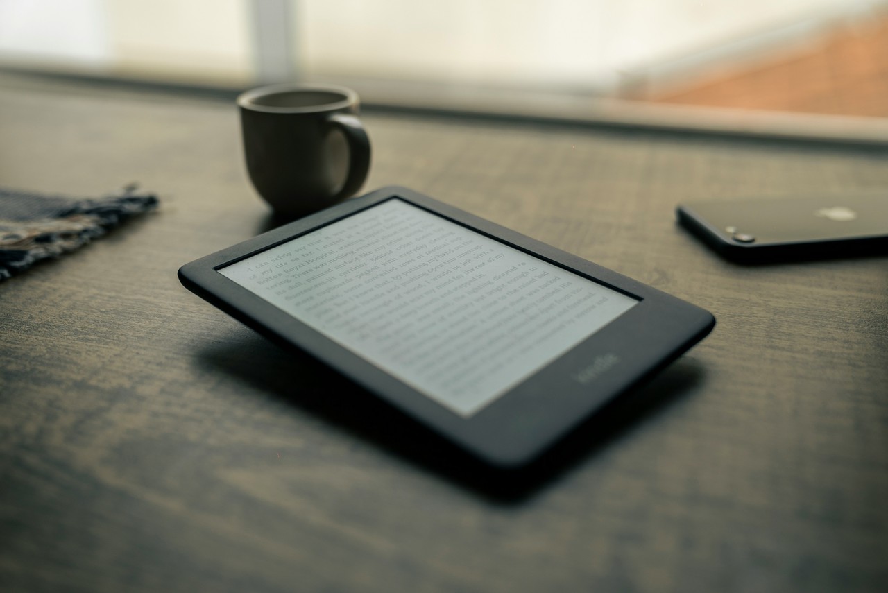 Czy opłaca się kupić czytnik ebooków – foto felipepelaquim - Unsplash