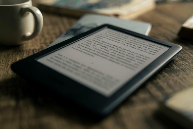 Czy opłaca się kupić czytnik ebooków – foto felipepelaquim - Unsplash