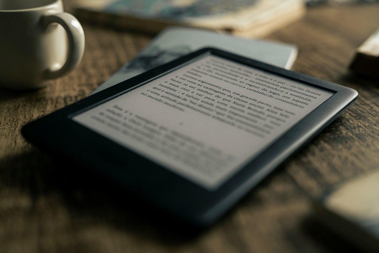 Czy opłaca się kupić czytnik ebooków – foto felipepelaquim - Unsplash