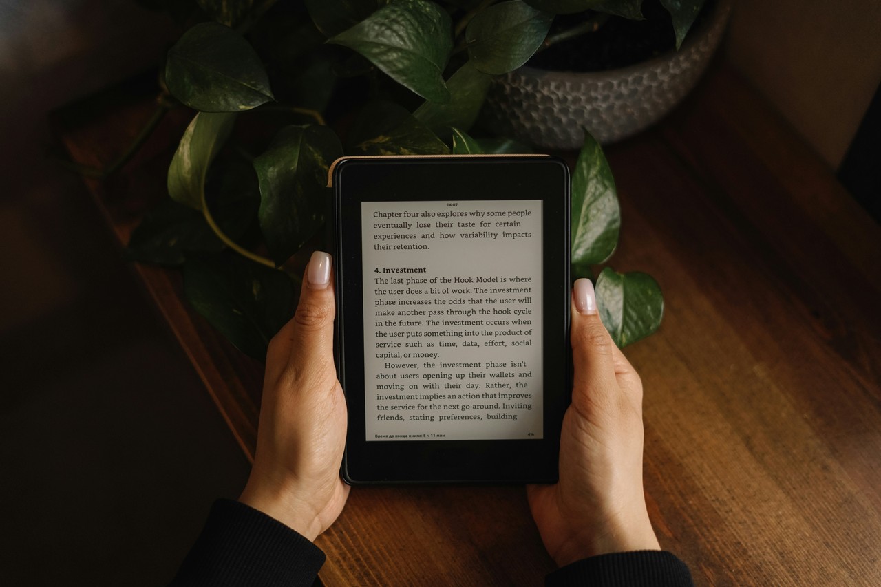 Czy opłaca się kupić czytnik ebooków – foto Lala Azizli - Unsplash