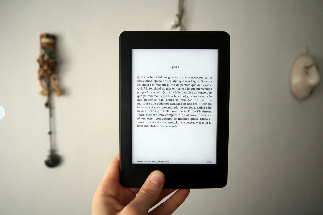 Czy opłaca się kupić czytnik ebooków – foto Lucas Benvenuto - Unsplash