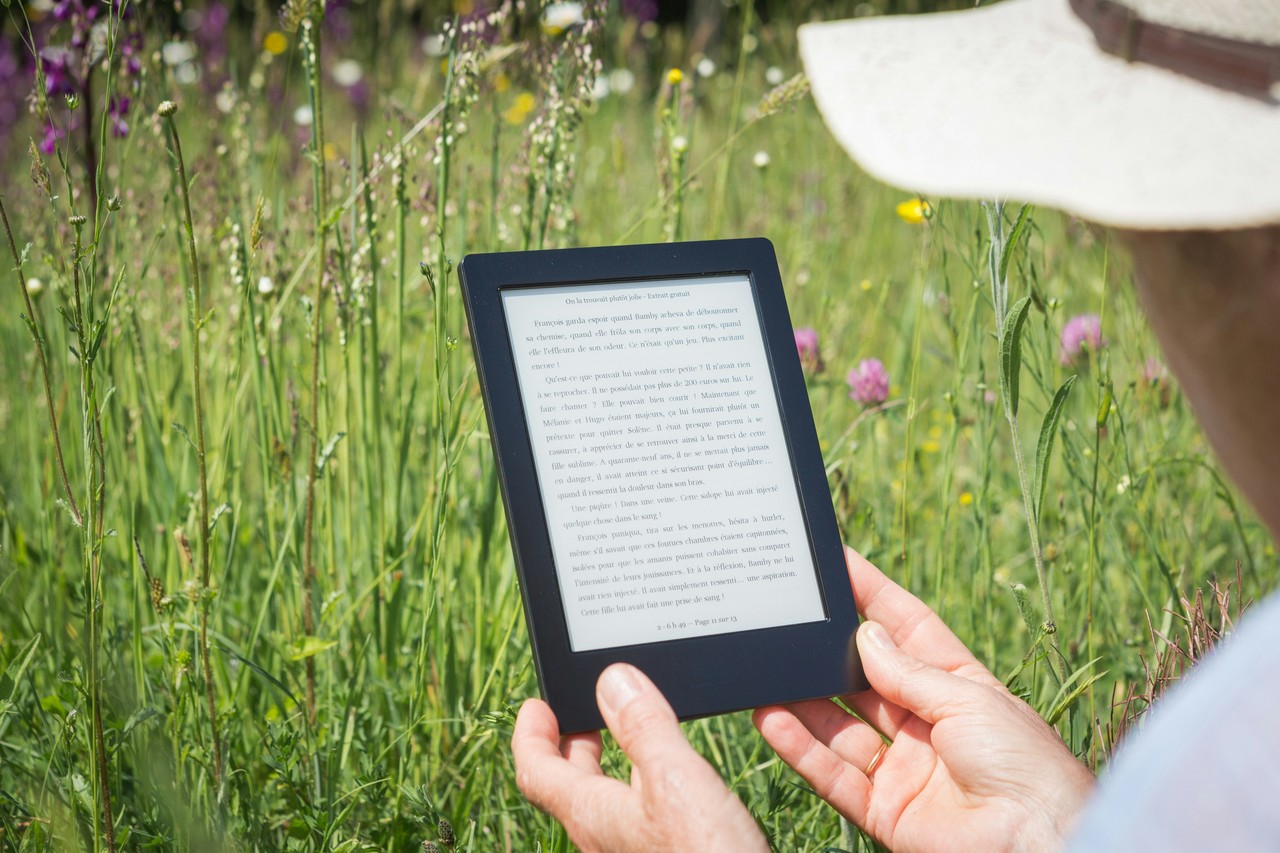 Czy opłaca się kupić czytnik ebooków – foto Lucas Benvenuto - Unsplash