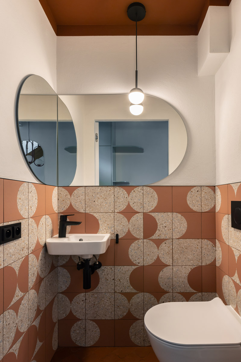 Nowoczesna łazienka: geometria, owalne lustro, elegancka umywalka.