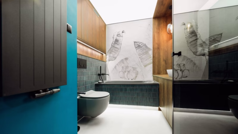 Elegancka łazienka z nowoczesną grafiką na ścianie.