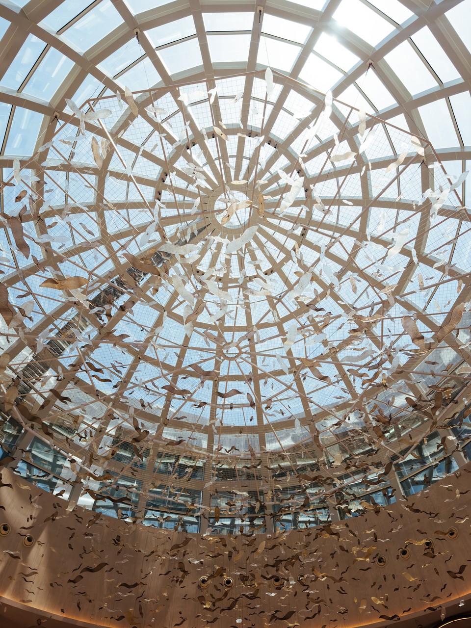 Szklany sufit z artystyczną instalacją w centrum architektury.