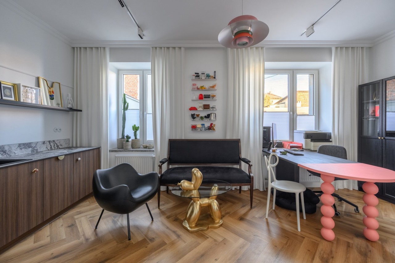 Modern interior with designer furniture and decorations.