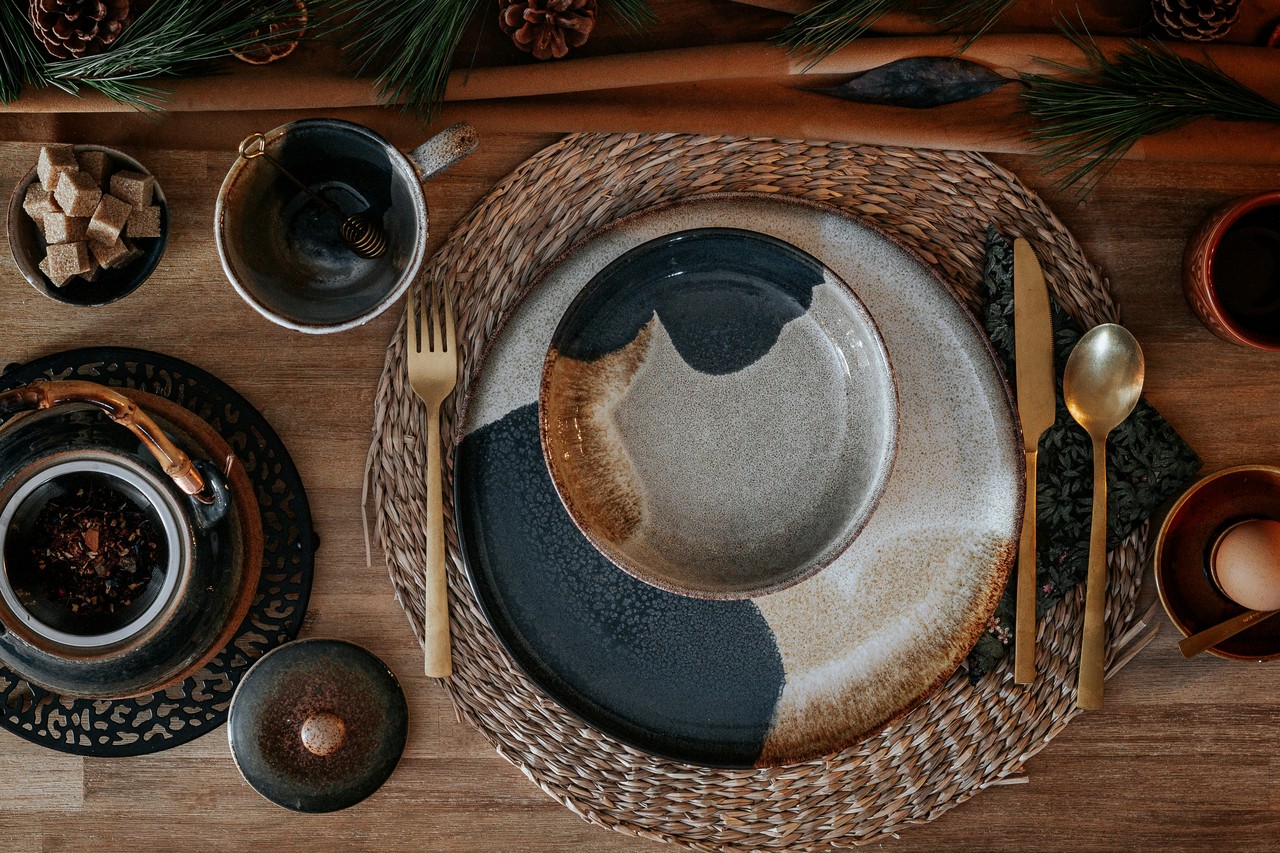 Stół w stylu rustykalnym z elegancką zastawą i naturalnymi dodatkami.