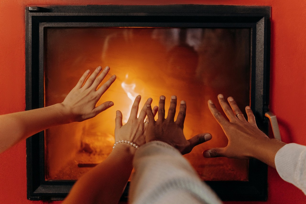 Jak wybrać powietrzny wkład kominkowy do nowoczesnego domu? Foto Mikhail Nilov - Pexels