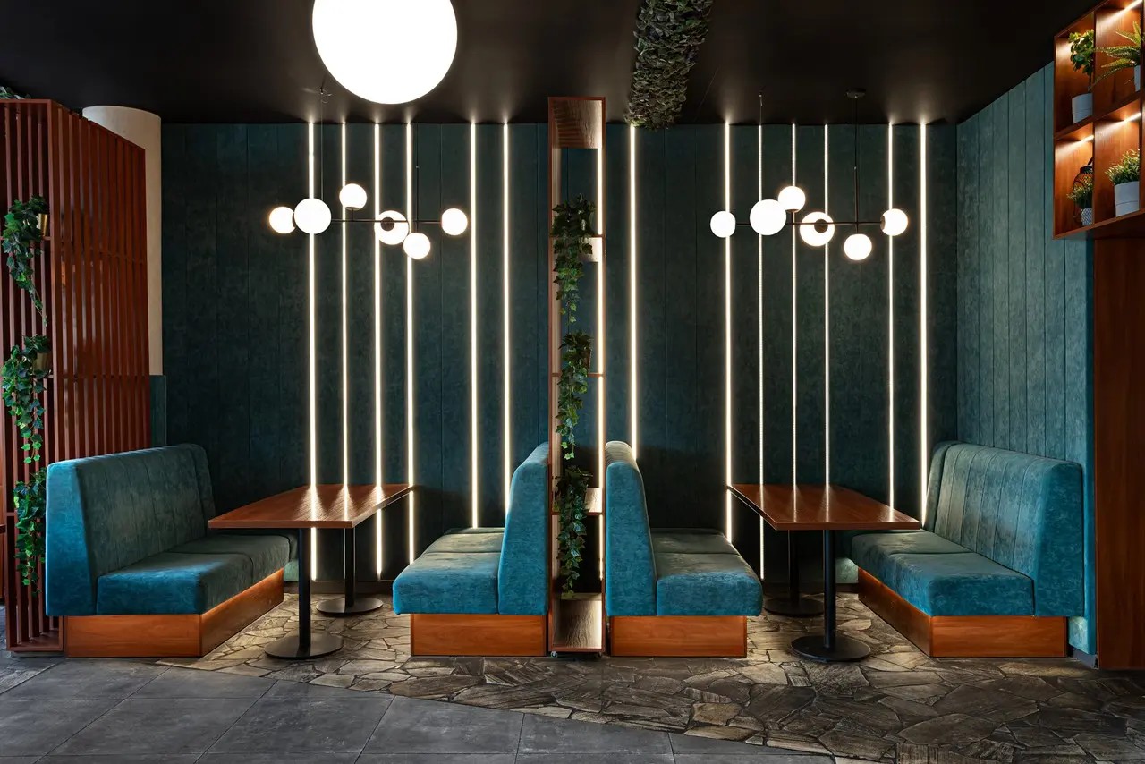 You won't believe it's a pizzeria. Colours, mirrors and mobile walls at MaxiPizza Zabrze