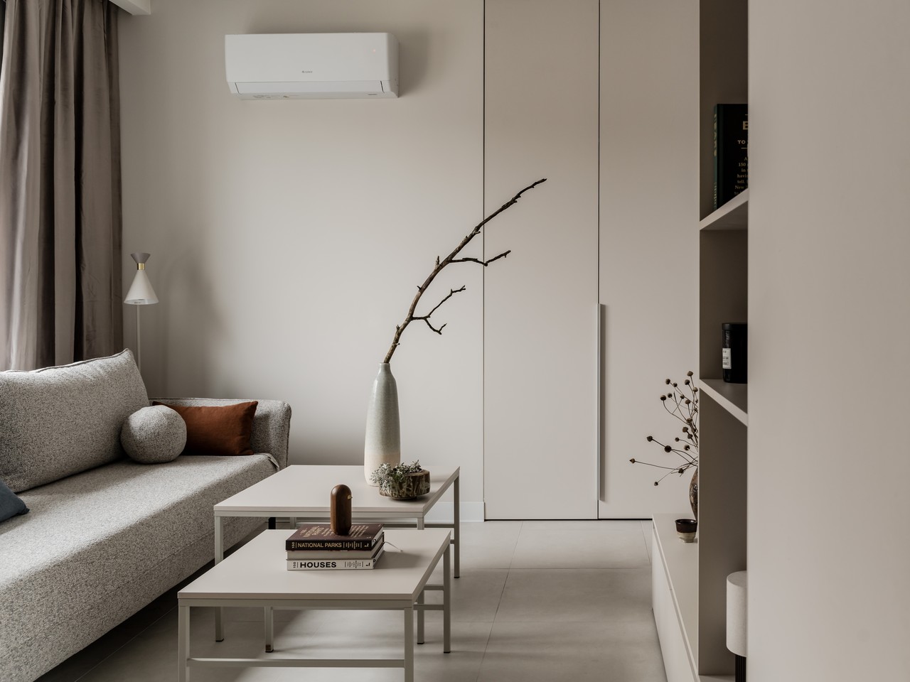 Minimalistyczny salon w beżach z eleganckimi dodatkami.
