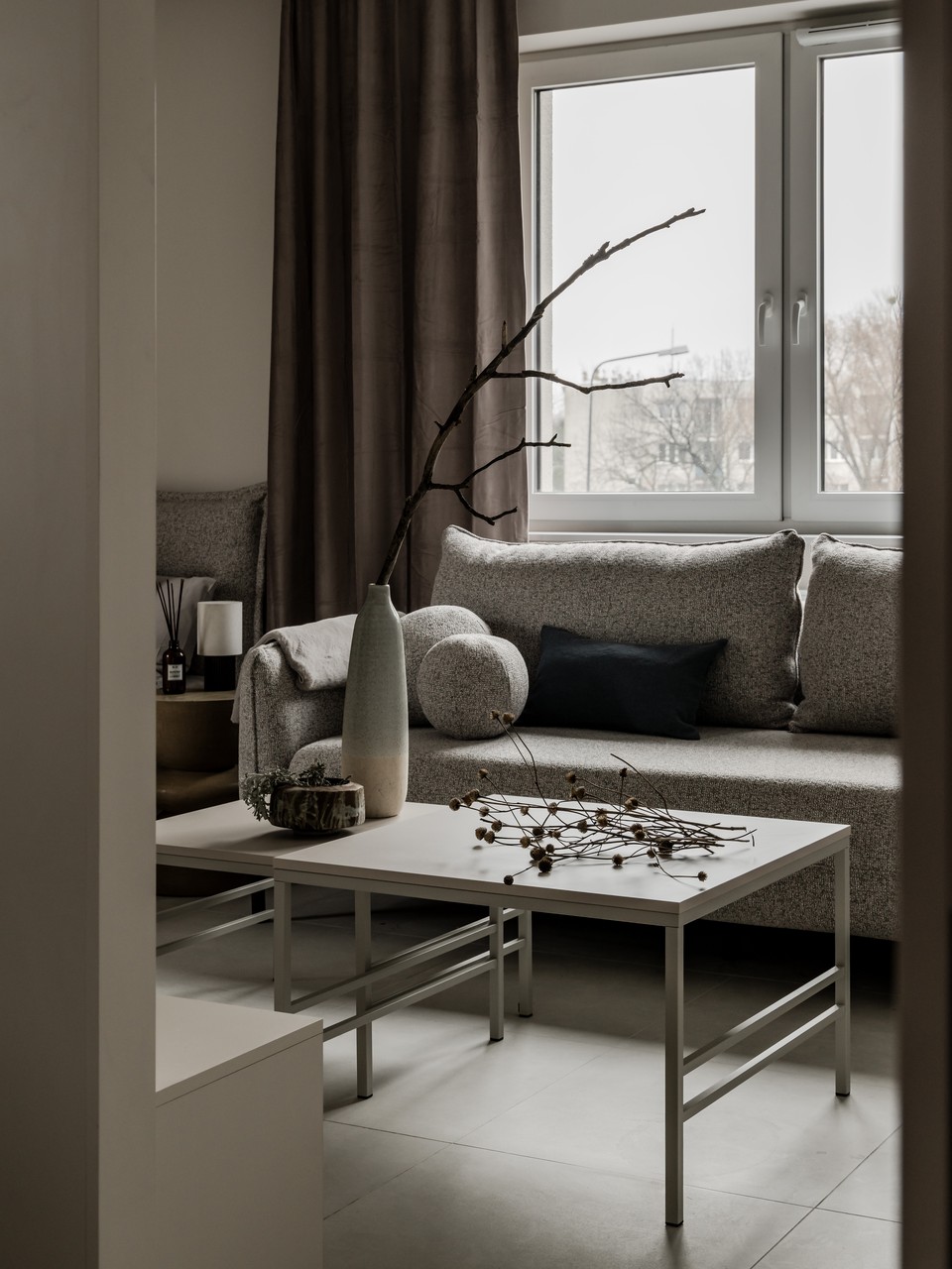 Przytulny salon z nowoczesną sofą i eleganckim stolikiem.