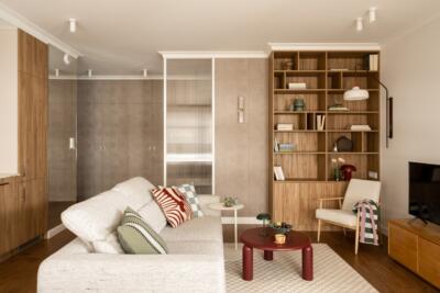 Stylowy salon z nowoczesnymi meblami i drewnianymi akcentami.