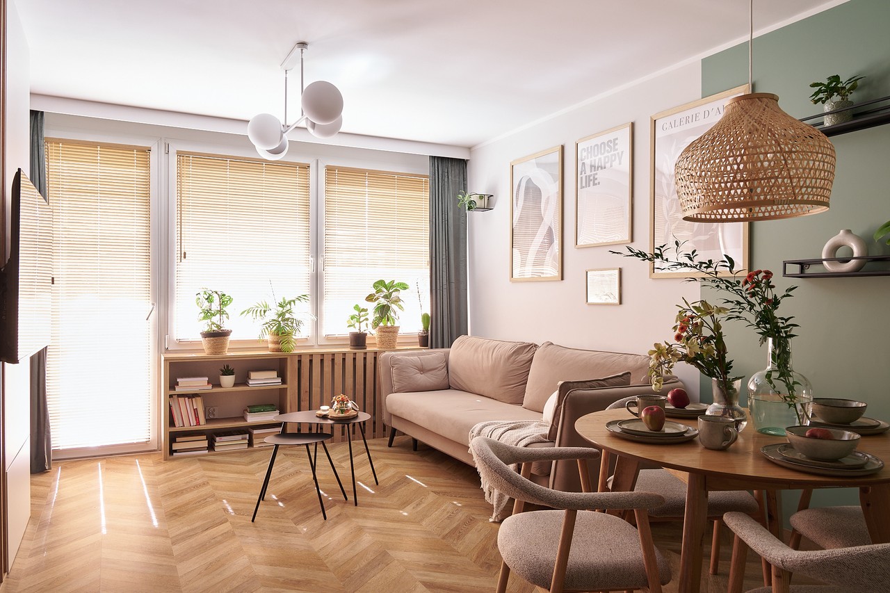 Przytulny salon z jasnym drewnem i nowoczesnymi dodatkami.