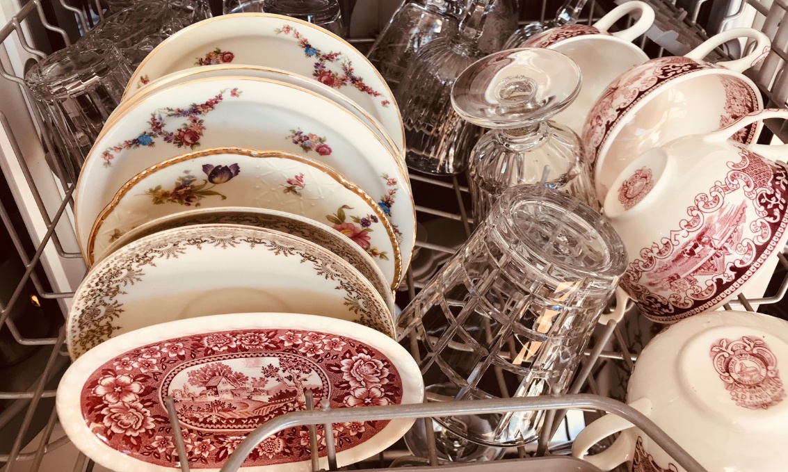 Elegancka porcelana i szkło w zmywarce, styl i funkcjonalność.
