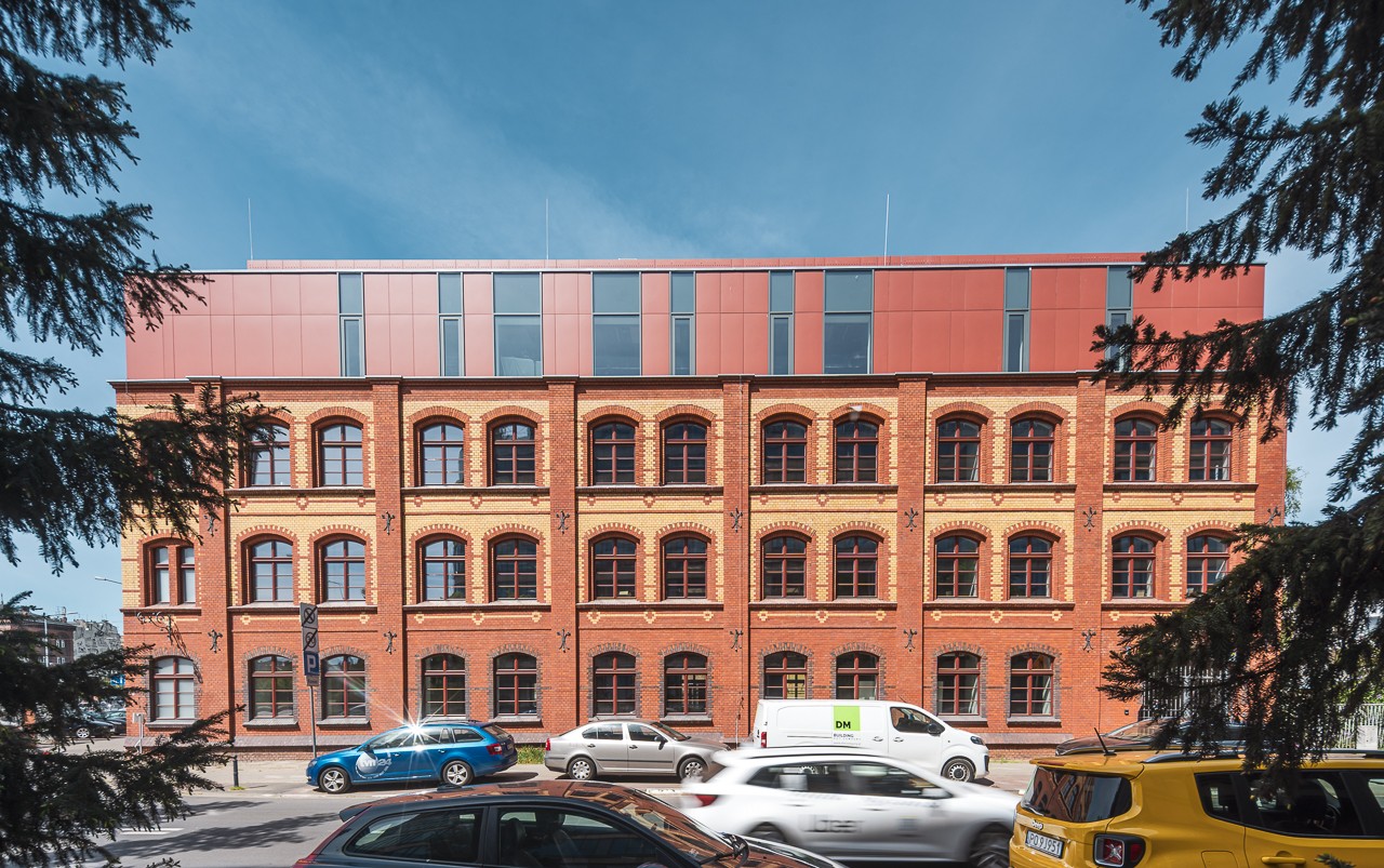 Stara fabryka papieru zamieniona w nowoczesną prototypownię Uniwersytetu Artystycznego w Poznaniu - projekt DEMIURG - foto Maciej Lulko