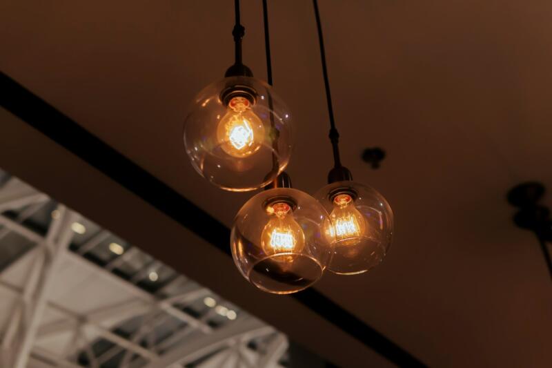 Nowoczesne lampy wiszące — trendy na rok 2025 - foto Marcos Ferreira - Unsplash