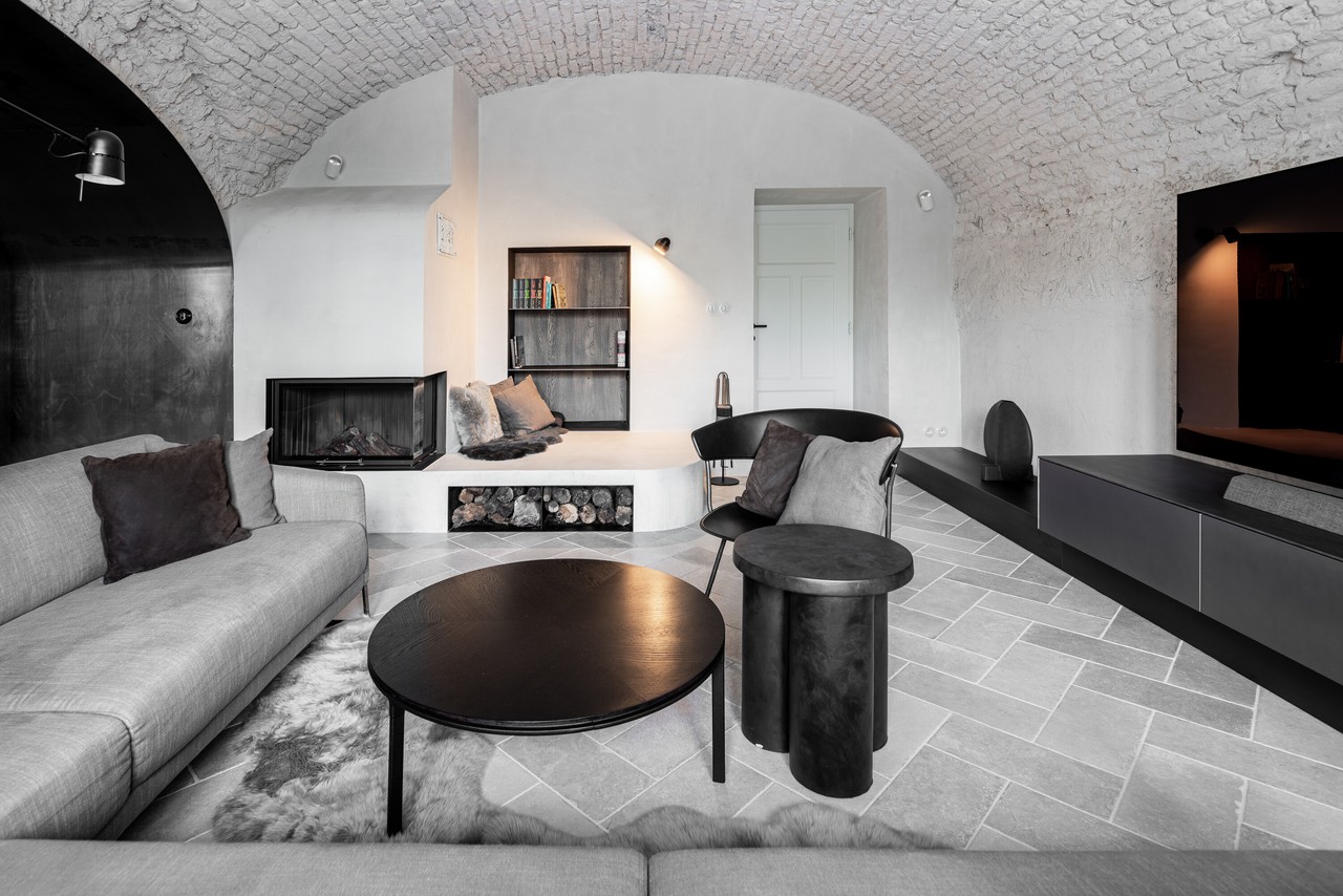 Stylowy salon z nowoczesnym kominkiem i designerskim umeblowaniem.