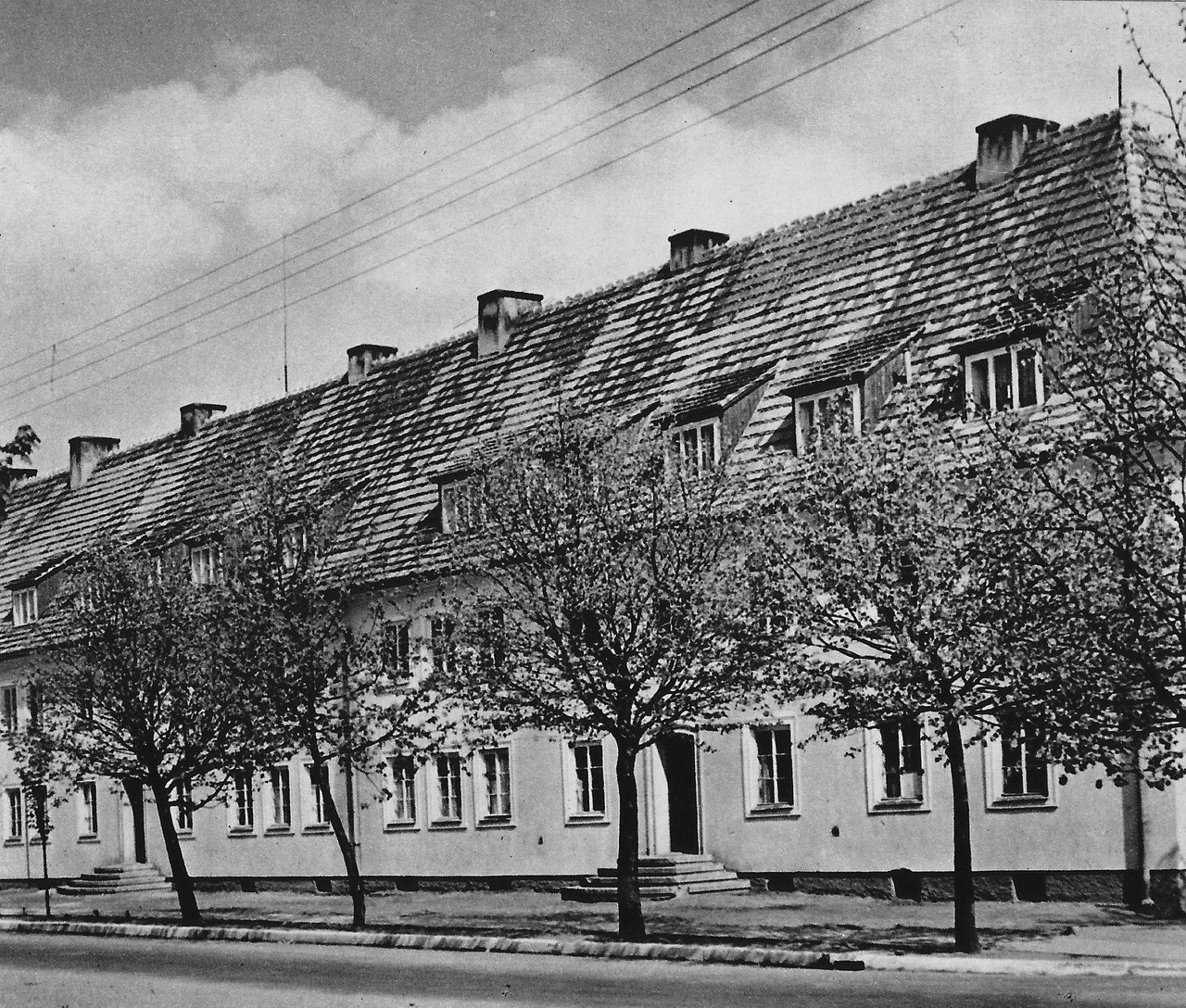 Osiedle Bloki w Ciechanowie (wcześniej Gartenvorstadt Zichenau), lata 60. XX w., fot. A. Zborski, z książki O. Puciaty „Mazowsze. Krajobraz i architektura”, wyd. Arkady, Warszawa 1964