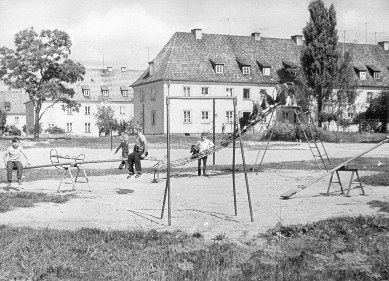 Osiedle Bloki w Ciechanowie (wcześniej Gartenvorstadt Zichenau), lata 50. XX w., fot. J. Korzybski, ze zbiorów Towarzystwa Miłośników Ziemi Ciechanowskiej