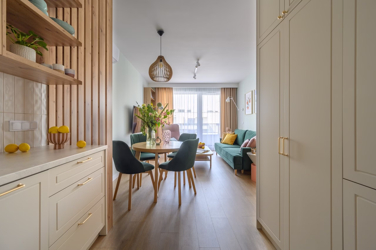 Pastelowe mieszkanie dla młodej singielki – aranżacja na warszawskim Ursusie