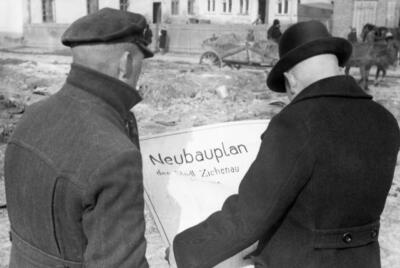 Polska, Zichenau – rozbiórka budynków, mężczyźni z nowym planem zabudowy, fot. Ludwig Knobloch, 1941, PK 689, Bild 101I–133–0730–45, ze zbiorów Bundesarchiv