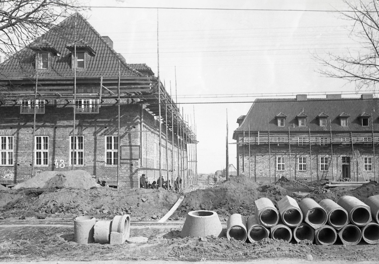 Polska, Zichenau – wznoszenie nowych domów w miejscu wyburzonych wcześniej budynków, fot. Ludwig Knobloch, 1941, PK689, Bild 101I–133–0730–16, ze zbiorów Bundesarchiv