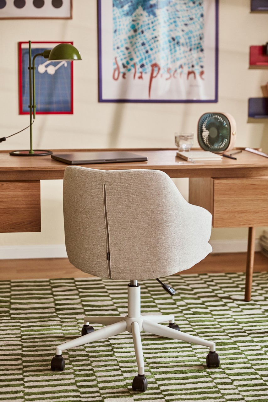 Przytulne biuro: designerski fotel przy eleganckim biurku.